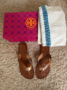 Tory Burch Brown Leather Logo Thora Thong Sandals with Gold Emblem in EUC!